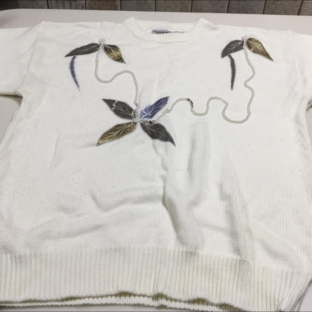 Green and White Crew Neck Sweater with Elegant Floral Pattern